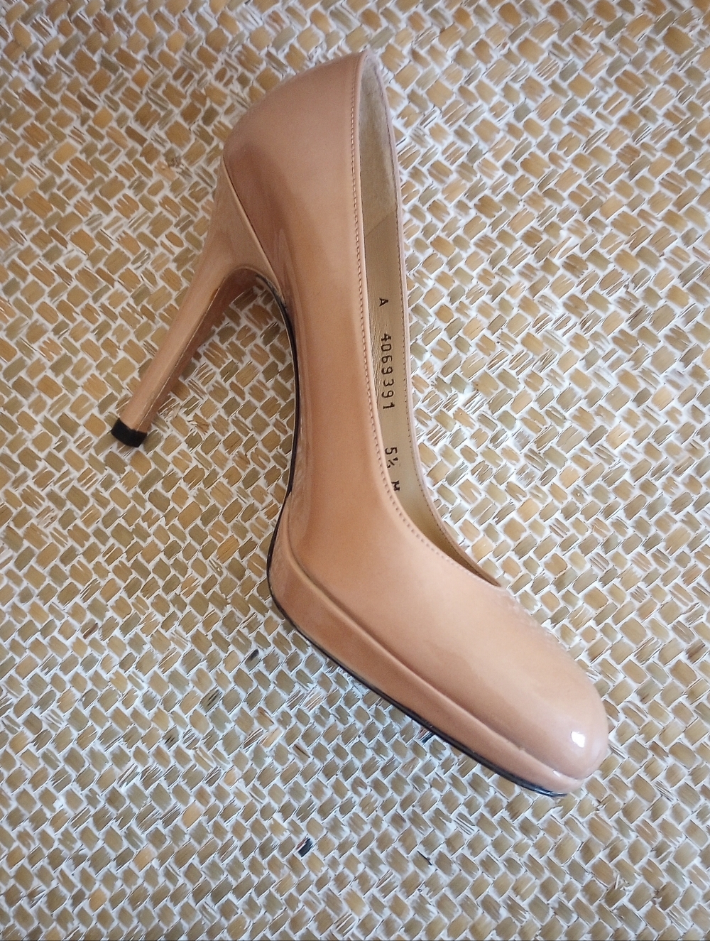 Stuart Weitzman Nude Patent Leather Heels Pumps Size 5.5 EUC - Picture 14 of 15